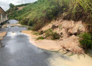 Keadaan cerun selepas hujan bukan sahaja mengotorkan kawasan belakang perumahan blok hujung tetapi mengundang bahaya kepada penduduk Taman Dataran Kinding SS1, Tanjung Rambutan, Perak.