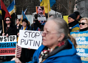 AKTIVIS pro-Ukraine berhimpun di depan bangunan Pertubuhan Bangsa-Bangsa Bersatu di New York.-AFP