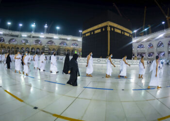 JEMAAH Umrah diberikan peruntukan masa tertentu ketika berada di dalam Masjidil Haram sebagai langkah kawalan membendung penyebaran wabak Covid-19. -AFP