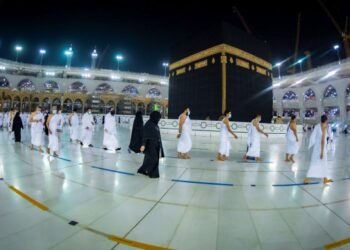 JEMAAH domestik berusia antara 18 hingga 70 tahun dibenarkan untuk menunaikan umrah. - AFP