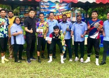 SEBAHAGIAN pemenang bergambar kenangan dengan jawatankuasa panganjur Pertandingan Liga Sepakan Penalti Raya 2023 di Padang Awam Taman Keladi, Sungai Petani, Kedah. – UTUSAN/ABD. RAZAK OSMAN