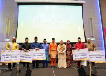 FUZIAH Salleh (empat dari kanan) bersama wakil penerima Wakalah Zakat Korporat Suruhanjaya Syarikat Malaysia (SSM) berjumlah RM25,000. 
– IHSAN SSM