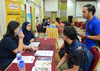 PELAJAR Fakulti Pertanian, UPM mendapatkan maklumat mengenai syarikat yang mengambil bahagian dalam Agriculture Career Fair.