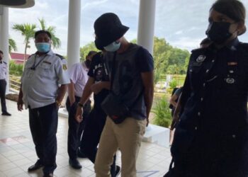 MOHAMAD SADDAM Ahmad Zaidun ketika dihadapkan di Mahkamah Majistret Bukit Mertajam, Pulau Pinang hari ini atas dua pertuduhan menipu berhubung urusan jual beli bumbung suria dua buah kereta.