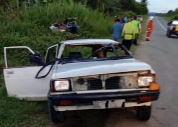 KENDERAAN dinaiki mangsa terputus dua selepas bertembung dengan kenderaan milik Kementerian Kesihatan di Jalan Beluran-Saturan di Beluran, hari ini.-IHSAN Bomba