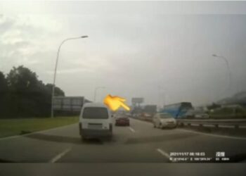 TANGKAP layar rakaman video sebuah kereta jenis Perodua Kancil yang dikesan memandu secara melawan arus berhampiran kawasan plaza tol Juru di Lebuh Raya Utara-Selatan arah utara yang videonya tular di dalam media sosial.