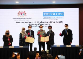 MAH Hang Soon (berdiri, tiga kanan) dan Lee Kim Meow (berdiri, tiga dari kiri) menyaksikan acara menandatangan MoU antara KPM dengan Top Glove di Menara Top Glove, Shah Alam, Selangor hari ini. - UTUSAN/MOHAMAD NAUFAL MOHAMAD IDRIS