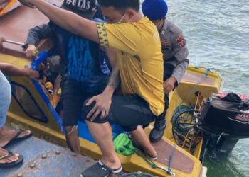 ORANG ramai menyelamatkan lelaki itu di perairan Balik Papan, Kalimantan Timur, Indonesia. - KOMPAS.COM