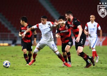 PENYERANG JDT, Bergson da Silva (tengah) diasak pemain Pohang Steelers dalam aksi kumpulan G ACL di Stadium Rajamangala, Bankok, hari ini.- IHSAN JOHOR SOUTHERN TIGERS