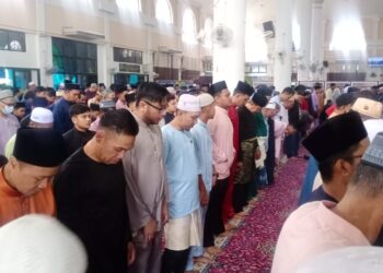 PARA jemaah melakukan solat sunat Aidilfitri kali kedua berikutan imam terlupa takbir rakaat kedua di sebuah masjid bandar Jerantut, Pahang hari ini. - FOTO /IHSAN SEORANG JEMAAH MASJID