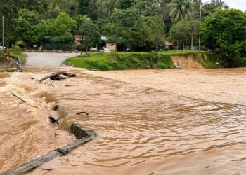 JAMBATAN bes Kampung Kerinting merentasi Sungai Ketil ditenggelami banjir di Gua Musang, Kelantan.-UTUSAN/AIMUNI TUAN LAH