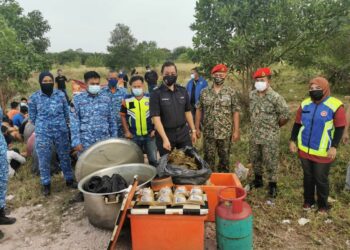 ZULKIFLEE Rashid menunjukkan peralatan untuk merebus daun ketum yang dirampas dalam Op Sarang di Taman Desa Taming Sari, Sungai Udang, Melaka. - UTUSAN/DIYANATUL ATIQAH ZAKARYA