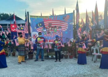 SHAMSI Samuri (tiga dari kiri) bersama isteri, Tujimah Sidek dan pengunjung yang berada dirumahnya di Jalan Haji Khalid, Kampung Tenggayun Barat, di Pontian, Johor. -UTUSAN/MUHAMMAD ZIKRI