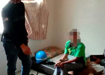 WANITA yang membawa anaknya berusia dua bulan untuk menghisap dadah ditahan AADK ketika serbuan di sebuah rumah kosong di Bukit Mertajam, Pulau Pinang, semalam.