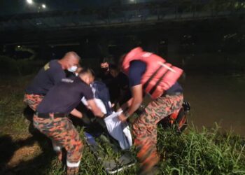 ANGGOTA bomba mengangkat mayat salah seorang kanak-kanak yang ditemukan lemas di Sungai Skudai, Johor Bahru, Johor.