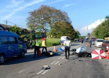 KEADAAN mayat dua wanita penunggang yang maut selepas motosikal yang ditunggang mereka bertembung dalam kemalangan di Jalan Paya Besar, Kulim, Kedah,  hari ini.