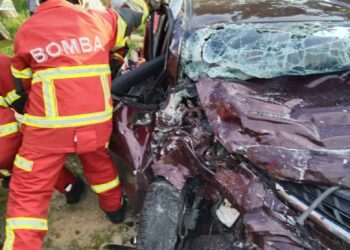 ANGGOTA bomba mengeluarkan mangsa yang tersepit dalam kereta yang terlibat kemalangan  di Jalan Sitiawan - Teluk Intan dekat Kampung Kayan di Lumut, Perak, semalam. - IHSAN JBPM