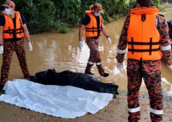 MAYAT dua beranak ditemukan oleh pasukan penyelamat dari Balai Bomba dan Penyelamat Bukit Angin, kira-kira 100 meter daripada lokasi kejadian di kawasan padang bola berdekatan Bangunan UMNO Mentakab di Mentakab, Temerloh, Pahang. - IHSAN JBPM PAHANG