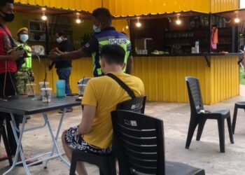 DUA lelaki yang dikompaun RM2,000 kerana minum di sebuah gerai di Chukai, Kemaman, Terengganu, semalam.