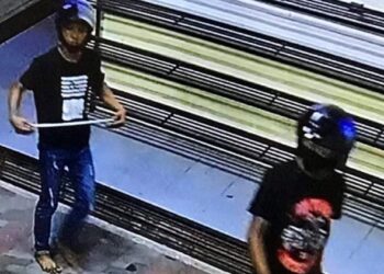 KELIBAT dua lelaki yang berkaki ayam dirakam CCTV ketika dipercayai memecah masuk sebuah masjid di Teluk Kumbar, Balik Pulau, Pulau Pinang, awal pagi semalam.