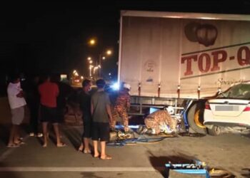 KEADAAN kereta mangsa yang terperosok bawah lori yang membuat pusingan U berdekatan Balai Polis Bukit Raja di Klang, Selangor hari ini.