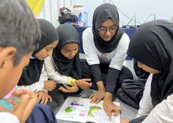 Ruksana Nur Mohammad sedang menjalankan sesi pengukuhan bacaan petikan Bahasa Melayu bersama para pelajar Rise.