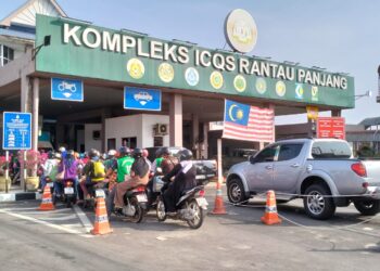 WARGA Thailand mula pulang ke negara mereka untuk menyambut Aidilfitri sekaligus berlaku kesesakan di Kompleks Imigresen, Kastam, Kuarantin dan Keselamatan (ICQS) Rantau Panjang, Kelantan semalam. – UTUSAN/ROHANA ISMAIL