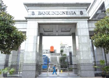 Bank Indonesia menaikkan kadar faedah dalam usaha mengekang kenaikan harga dan inflasi di negara berkenaan. – GAMBAR HIASAN