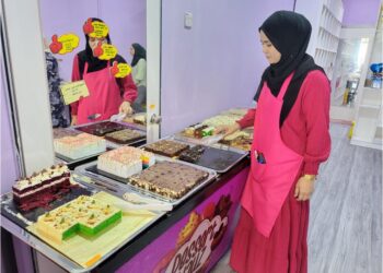 ENGKU ROS SHAZWANI Engku Lah sentiasa memastikan pelbagai makanan dan kuih-muih yang dijual di Shazwani Dessert House menetapi 
citarasa pelanggan.