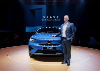 PENGARAH Urusan Volvo Malaysia, Charles Frump bersama Volvo C40. – UTUSAN/ANUAR NORICK