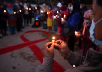 SUKARELAWAN menyalakan lilin ketika menyambut Hari AIDS Sedunia di Kathmandu, Nepal pada 30 November 2020. - AFP