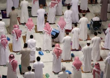 JEMAAH menunaikan solat tarawih di Masjidilharam di Mekah, Arab Saudi. - AFP