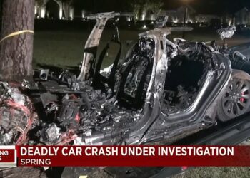 KEMALANGAN melibatkan kereta Tesla yang merempuh pokok di
Carlton Woods, Texas sebelum terbakar pada April lalu. – AGENSI