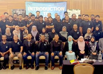 KAKITANGAN Crescent Engineering bergambar bersama Baha Nordin (tujuh dari kiri) selepas menyertai Program Intro Stifin (PIS) di Setia Alam, Selangor baru-baru ini.