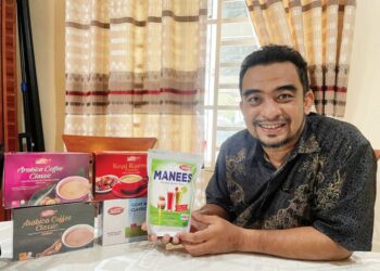 SYED Khairil Azri Sayid Hizar menunjukkan salah satu produk Manees yang dikeluarkan syarikatnya. 
– UTUSAN/NAZLINA NADZARI