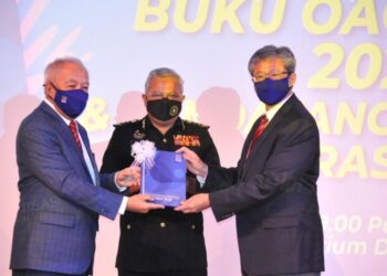 PENGERUSI SIRIM Berhad, Tan Sri Dr. Ir. Ahmad Tajuddin Ali (kiri) melancarkan Pelan Antirasuah Organisasi (OACP) 2022 - 2026 di Ibu pejabat SIRIM, Shah Alam. Turut hadir, Pengarah Suruhanjaya Pencegahan Rasuah Malaysia Negeri Selangor, Datuk Alias Salim (tengah) dan Ahmad Sabirin Arshadabu.