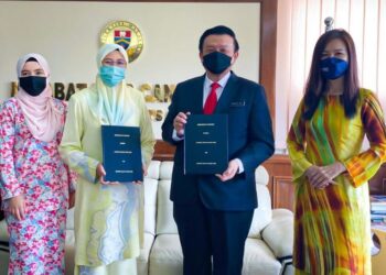 TAUFIQ Yan Yun Hin (dua, kanan) bersama Nor Hadiani Ismail (dua dari kiri) pada pemeteraian
perjanjian penyelidikan antara UMS dan UiTM di Sabah, baru-baru ini.