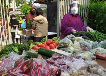 PASAR Noceng menjual sayuran semurah RM0.60 sen untuk membantu ringankan beban penduduk di Rawalumbu, Kota Bekasi, Indonesia. - AGENSI