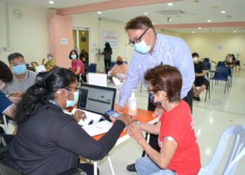 HENDERIC Koo Teck Leng bersama penerima dos penggalak vaksin Covid-19 di Hospital Pakar CMH di Seremban hari ini. UTUSAN/ZAKKINA WATI AHMAD TARMIZI