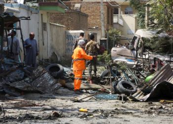 ANGGOTA KESELAMATAN memeriksa sebuah lokasi kejadian letupan yang berlaku di Kabul pada 9 September lalu - AFP   