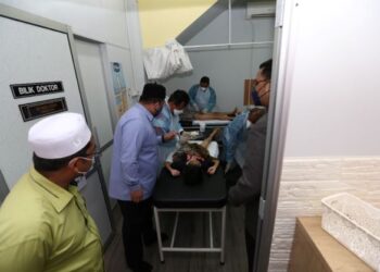 AHMAD Marzuk Shaary memberi kata-kata semangat kepada kanak-kanak yang berkhatan di Klinik Eid Sofia, Pengkalan Chepa, Kota Bharu, hari ini. - UTUSAN/ROHANA MOHD. NAWI