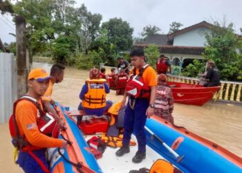 ANGGOTA bomba dan Angkatan Pertahanan Awam (APM) membantu mengeluarkan mangsa banjir yang terperangkap di Lubok China, Alor Gajah, Melaka.