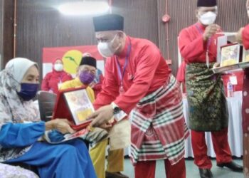 SAARANI Mohamad menyampaikan sijil dan cenderamata kepada ahli UMNO pada Mesyuarat Perwakilan  UMNO Bahagian  Larut di Selama hari ini. - UTUSAN/WAT KAMAL ABAS