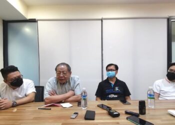 Lim Kit Siang (dua kiri) bersama Pengerusi DAP Sabah, Datuk Frankie Poon (dua kanan) dan Phoong Jin Zhe (kanan) semasa sidang akhbar di Kota Kinabalu hari ini.