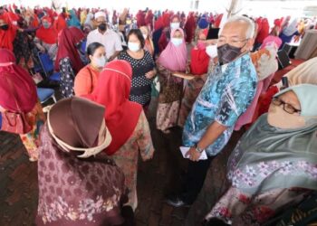 MAHDZIR Khalid beramah mesra bersama ahli Wanita UMNO selepas majlis Jalinan Rakyat (JR) Wanita UMNO Bahagian Padang Terap di Pusat Komuniti Padang Kerasak, Naka, Padang Terap hari ini.