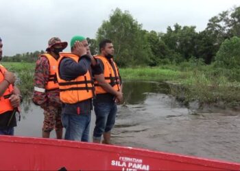 BAPA mangsa, Nazlan Hassan, 62, melaungkan azan ketika menyertai operasi mencari dan menyelamat (SAR) anaknya, Mohd. Helmi Nazlan yang hilang dibawa arus di Kampung Chempaka, di Kuantan, Pahang.