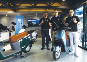 JEFF Chong (kanan) bersama kakitangan pengurusannya memperkenalkan skuter elektrik pintar model R1 keluaran Blueshark kepada media di Shah Alam, Selangor, baru-baru ini. – UTUSAN/ AFIQ RAZALI