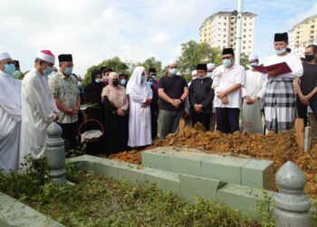 JENAZAH Mohamad Azuz selamat dikebumikan di Tanah Perkuburan Bukit Aliff, Johor Bahru, Johor. -  UTUSAN/KHAIRUL MOHD ALI