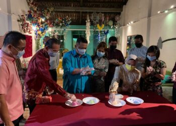 TUANKU Syed Faizuddin Putra Jamalullail (tiga dari kiri) membuat ‘tangyuan’ sempena program sambutan dan perayaan Solstis Musim Sejuk (Chinese Winter Solstice atau Dongzhi) 2020 di Fairy Le Phenomenal Cafe Kangar, Perlis, hari ini.