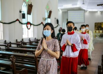 SUASANA di dalam gereja Church Of The Visitation, Seremban ketika upacara keagamaan bagi penganut agama Kristian sempena sambutan Hari Natal hari ini. - UTUSAN/MUHAMMAD IZZAT TERMIZIE.